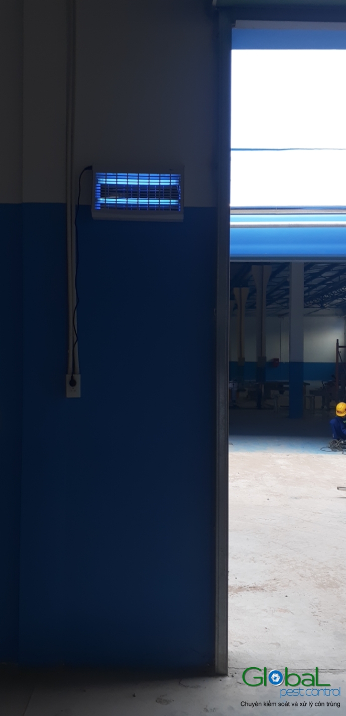 Lắp đặt đèn diệt côn trùng nhà máy thực phẩm